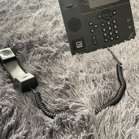 Used polycom office phone, do not come with any cables or wires. - Picture 5 of 6
